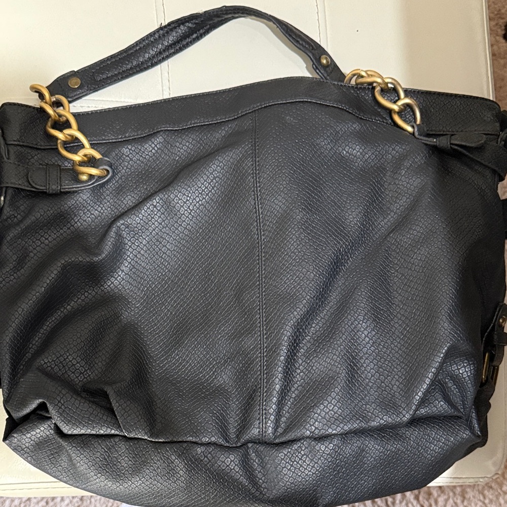 Black Leather Shoulder Bag with Gold Chain Accents ❤️